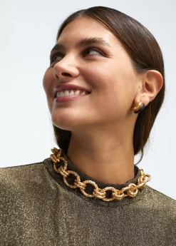 Collar gargantilla dorada con textura