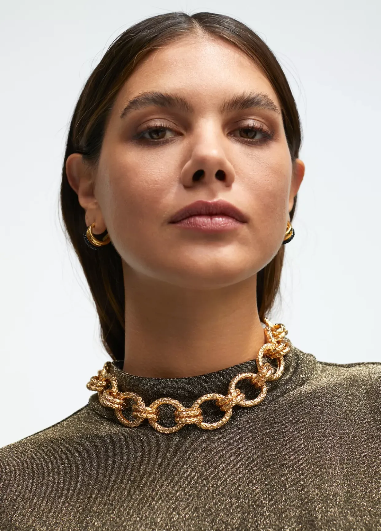 Collar gargantilla dorada con textura