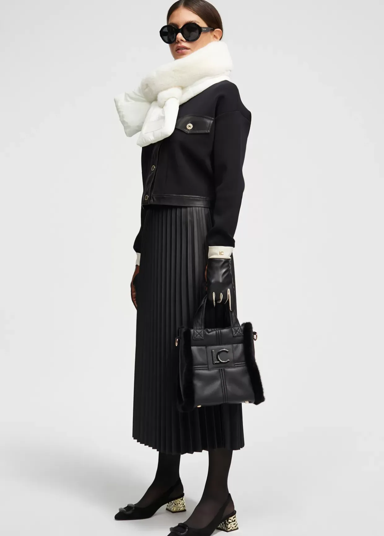 Cuello acolchado y pelo efecto piel