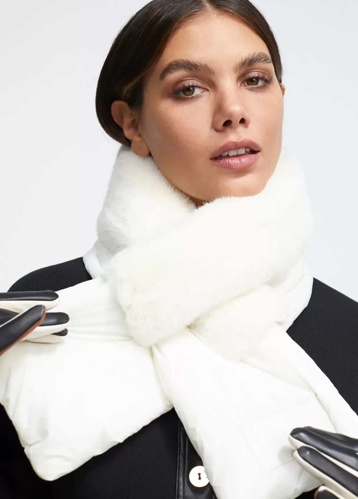 Cuello acolchado y pelo efecto piel