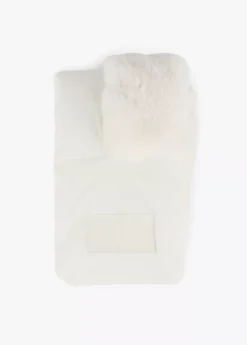 Cuello acolchado y pelo efecto piel