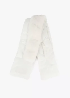 Cuello acolchado y pelo efecto piel