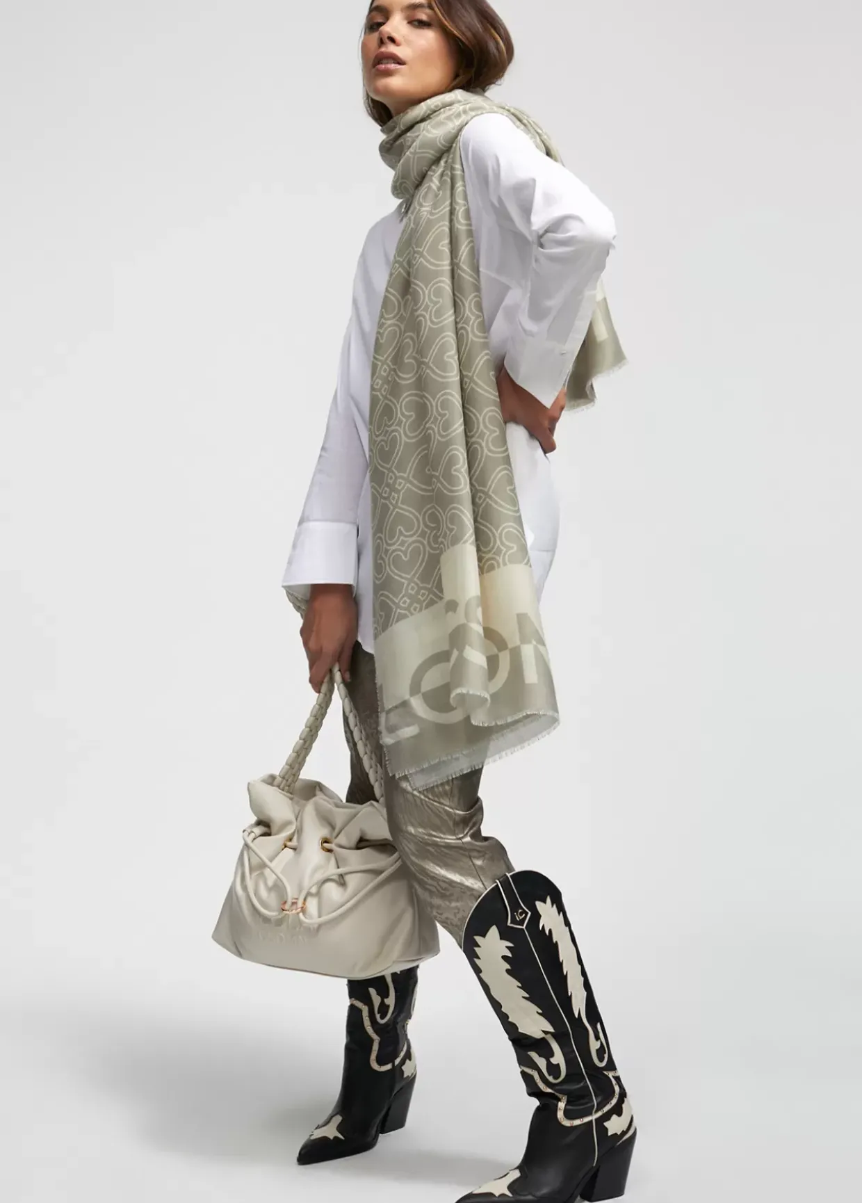 Fular crudo corazones infinitos