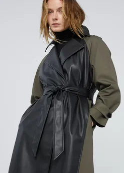 Gabardina combinada efecto piel