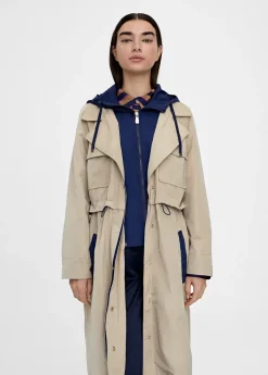 Gabardina con capucha