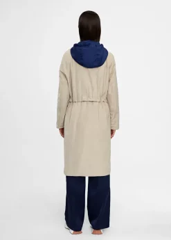 Gabardina con capucha