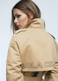 Gabardina detalle logo