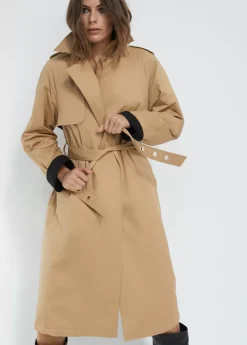 Gabardina detalle logo