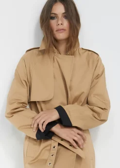 Gabardina detalle logo