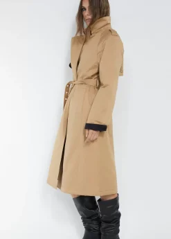 Gabardina detalle logo