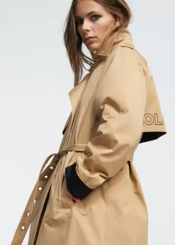 Gabardina detalle logo