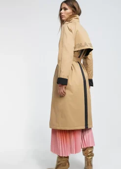 Gabardina detalle logo