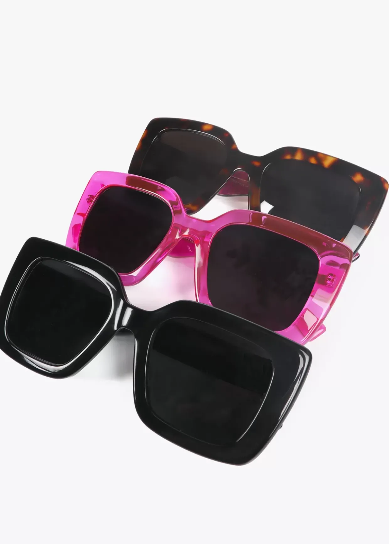 Gafas de sol fabricadas en acetato con forma cuadrada. Varillas personalizadas.