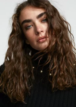 Jersey cuello alto con tachas