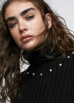 Jersey cuello alto con tachas