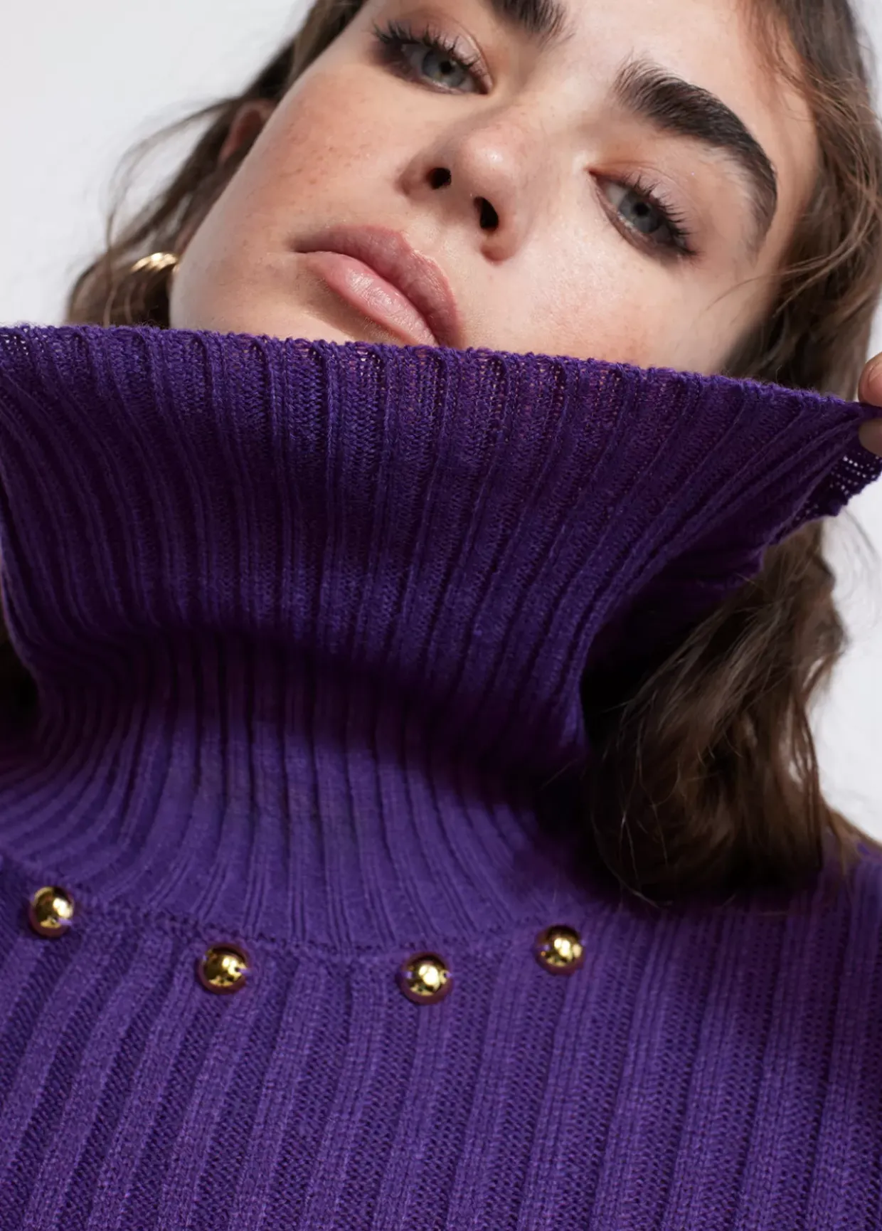 Jersey cuello alto con tachas