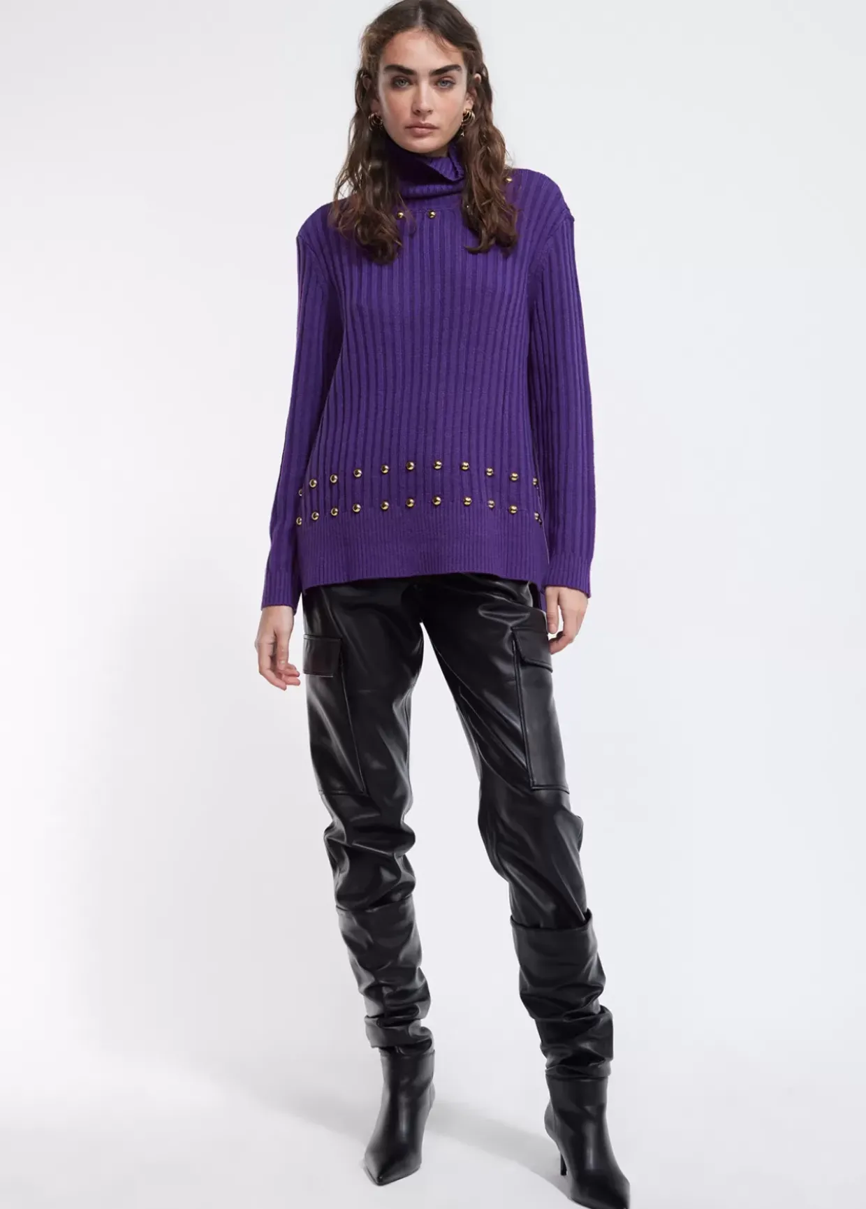 Jersey cuello alto con tachas