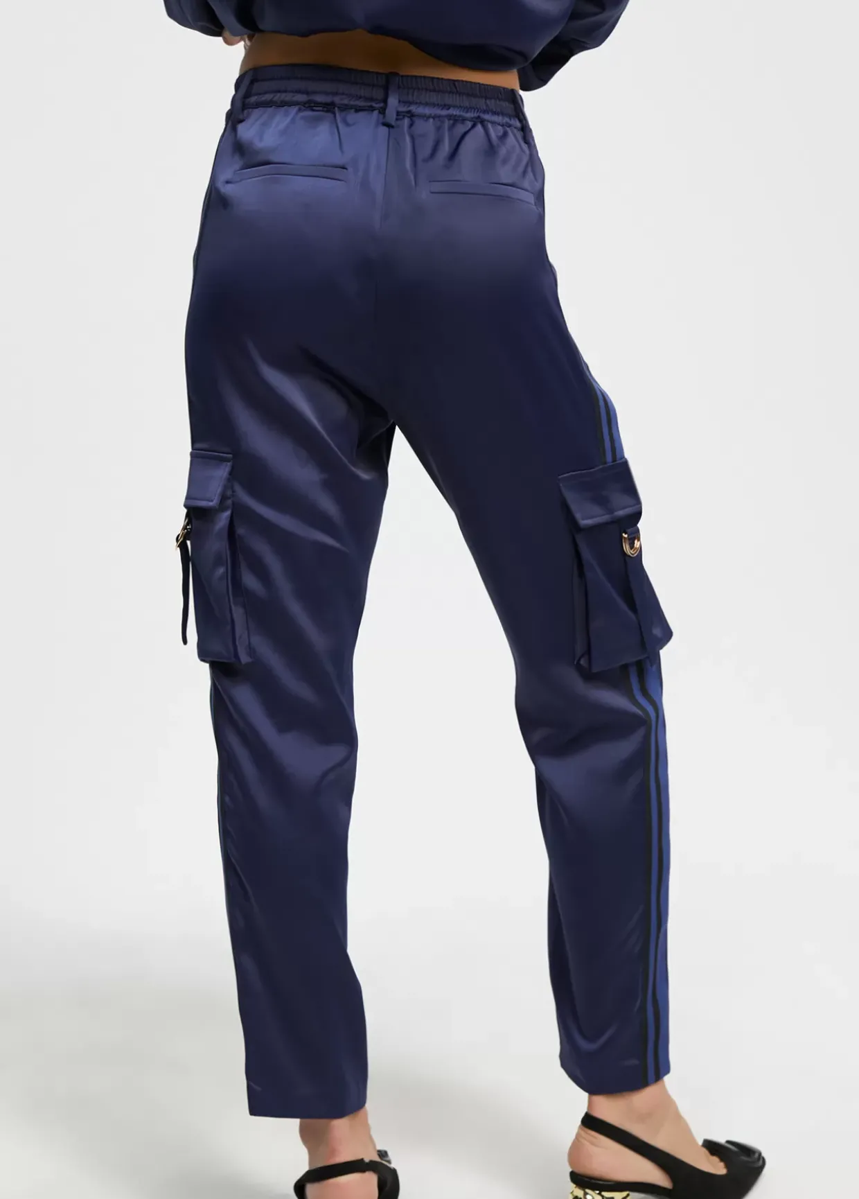 Pantalón cargo satinado