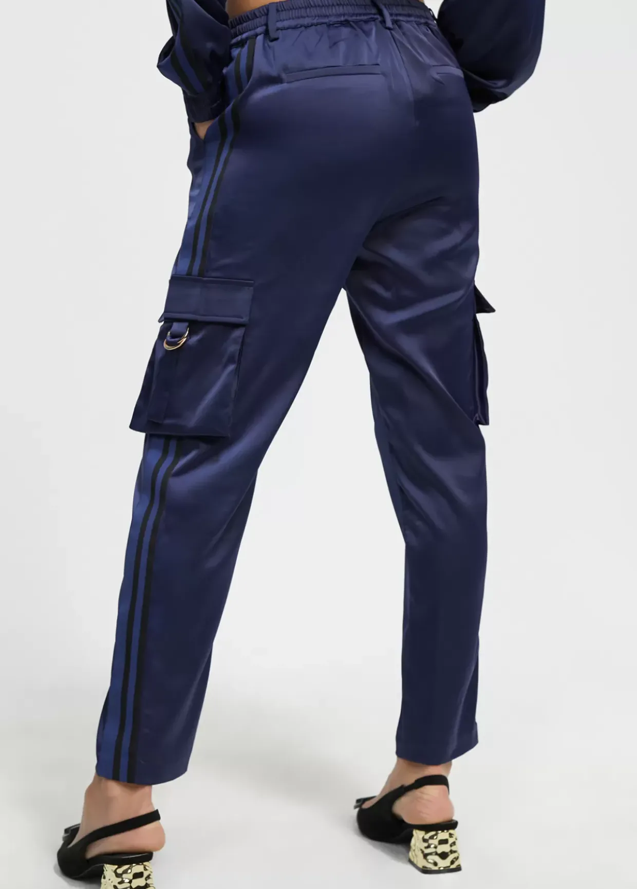 Pantalón cargo satinado