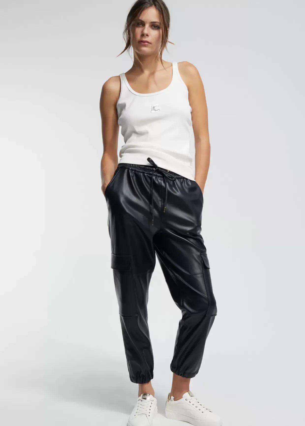 Pantalón efecto piel