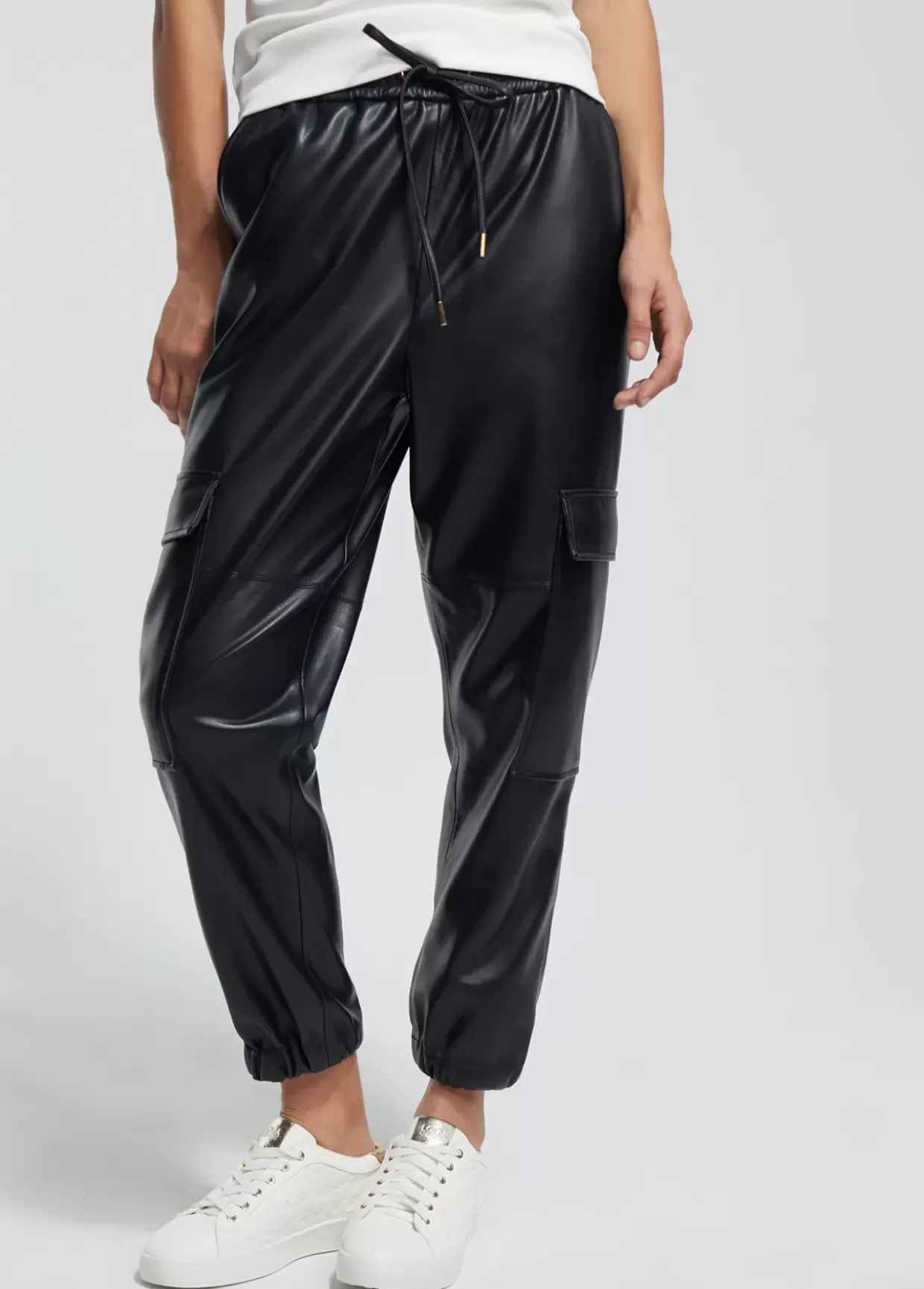 Pantalón efecto piel