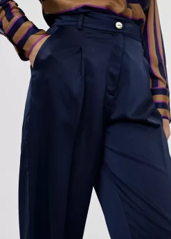 Pantalón recto con bolsillos