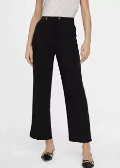 Pantalón recto detalle botón