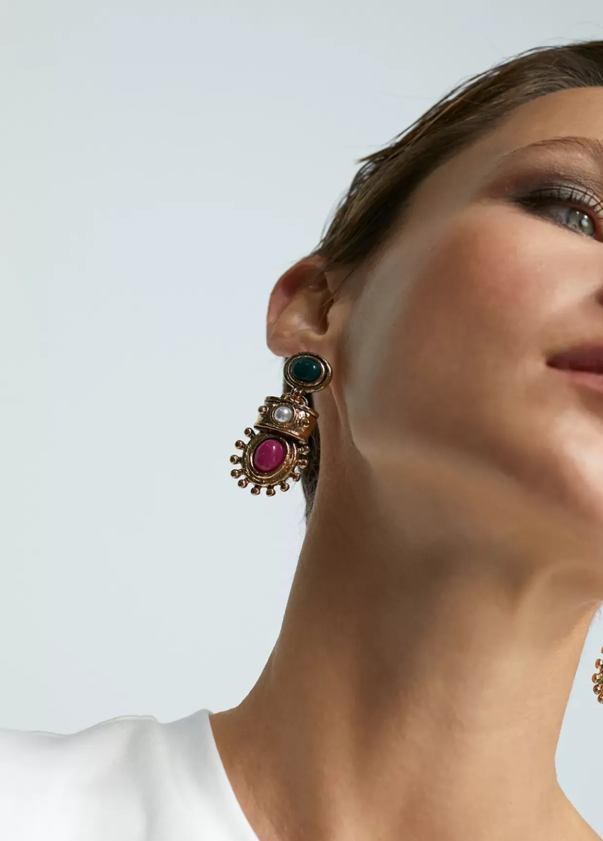 Pendientes dorados con piedras