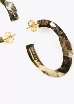 Pendientes dorados y ovalados