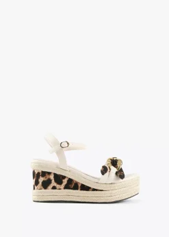 Sandalia cuña con estampado animal