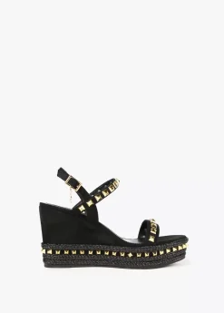 Sandalia de cuña negra y tachas