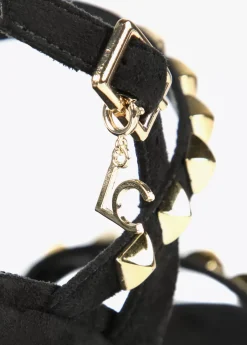 Sandalia de cuña negra y tachas