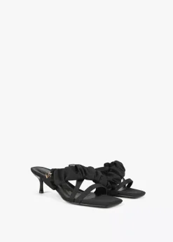 Sandalia de tacón con fruncido