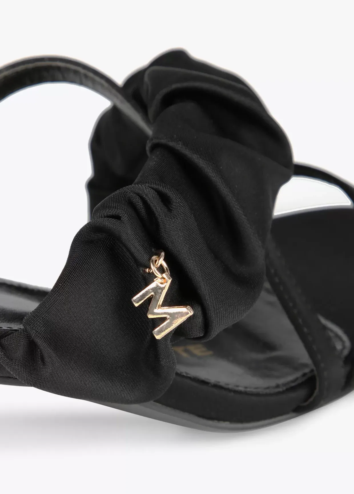 Sandalia de tacón con fruncido