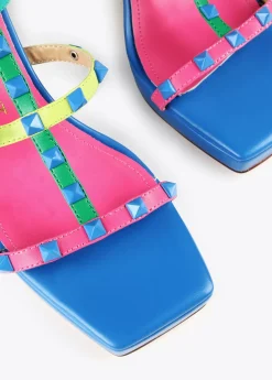 Sandalia de tacón con tiras multicolor