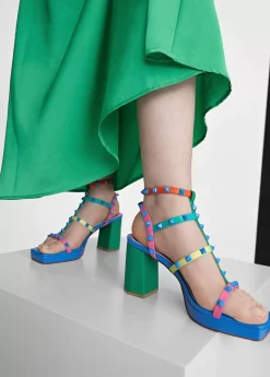 Sandalia de tacón con tiras multicolor