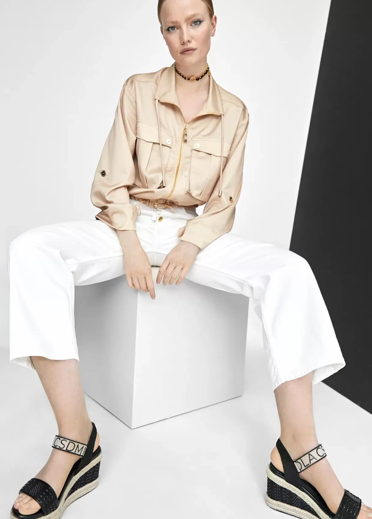 Sandalia negra tipo cuña