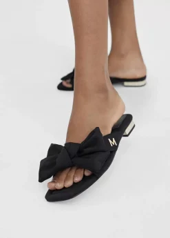 Sandalia plana con lazo