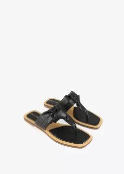 Sandalia plana de dedo