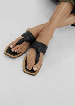 Sandalia plana de dedo