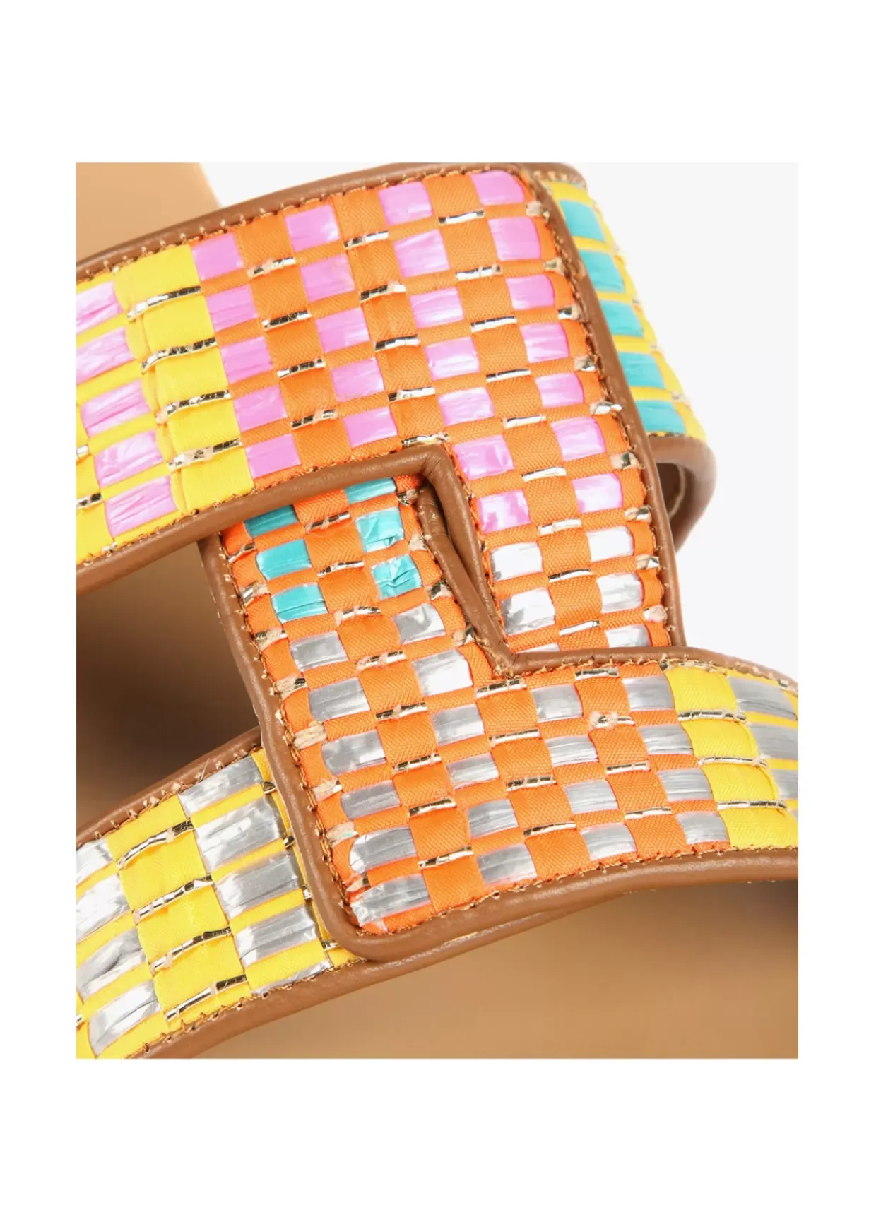 Sandalia plana efecto rafia multicolor