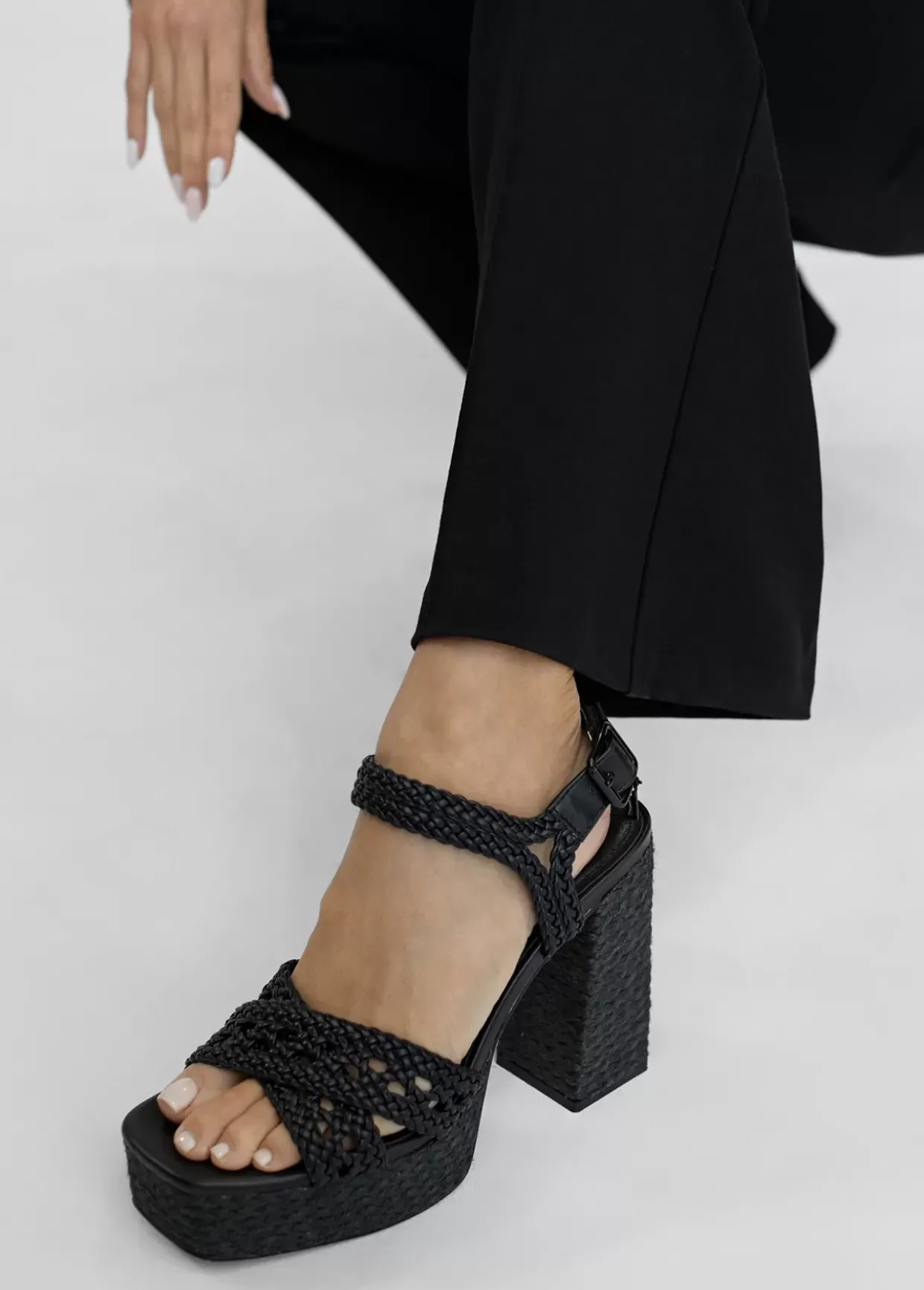 Sandalia plataforma y efecto crochet