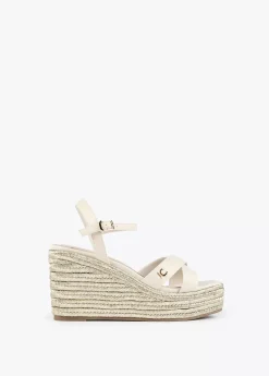 Sandalia tipo cuña metalizada