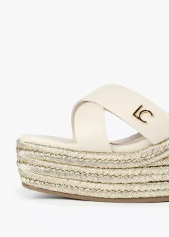 Sandalia tipo cuña metalizada