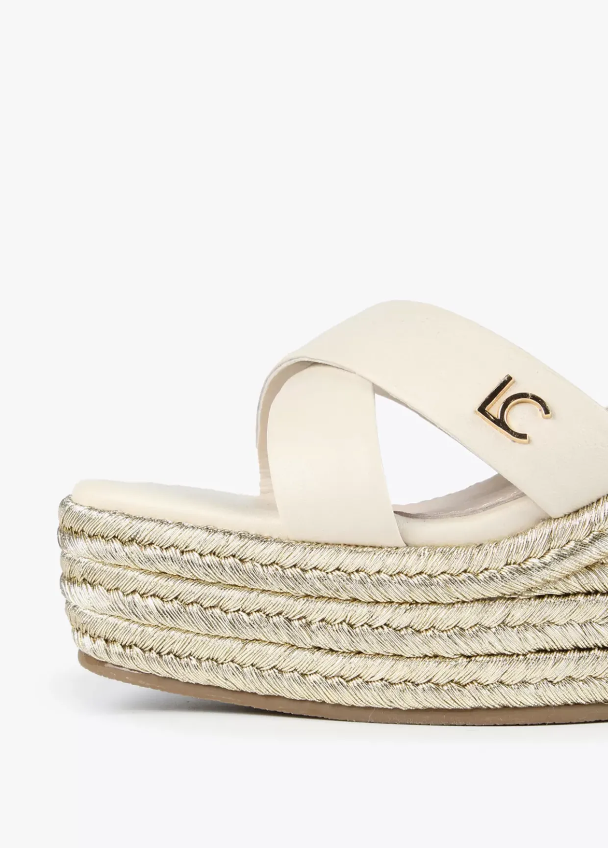 Sandalia tipo cuña metalizada