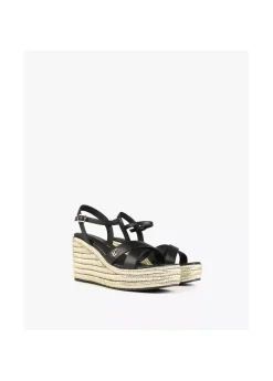 Sandalia tipo cuña metalizada