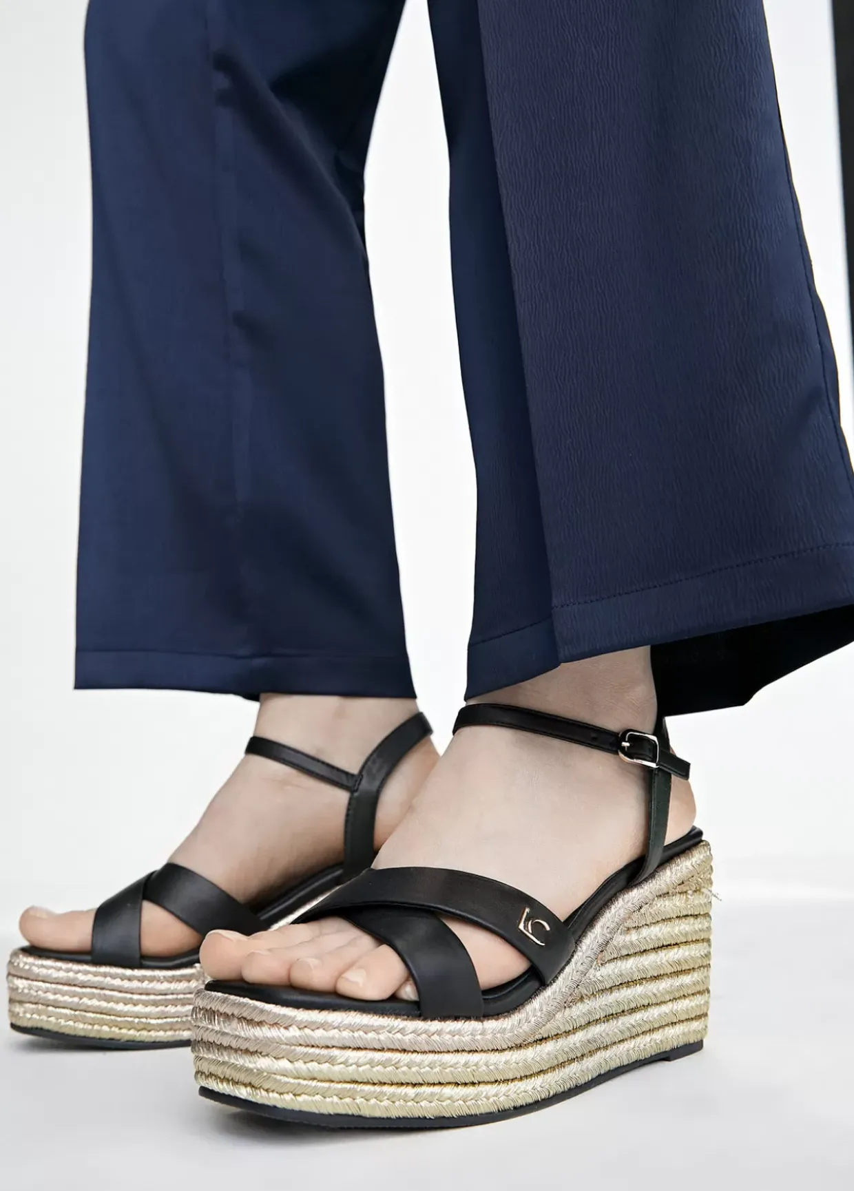 Sandalia tipo cuña metalizada