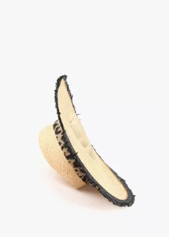 Sombrero con ala ancha