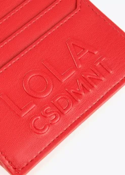 Tarjetero con logo en relieve.