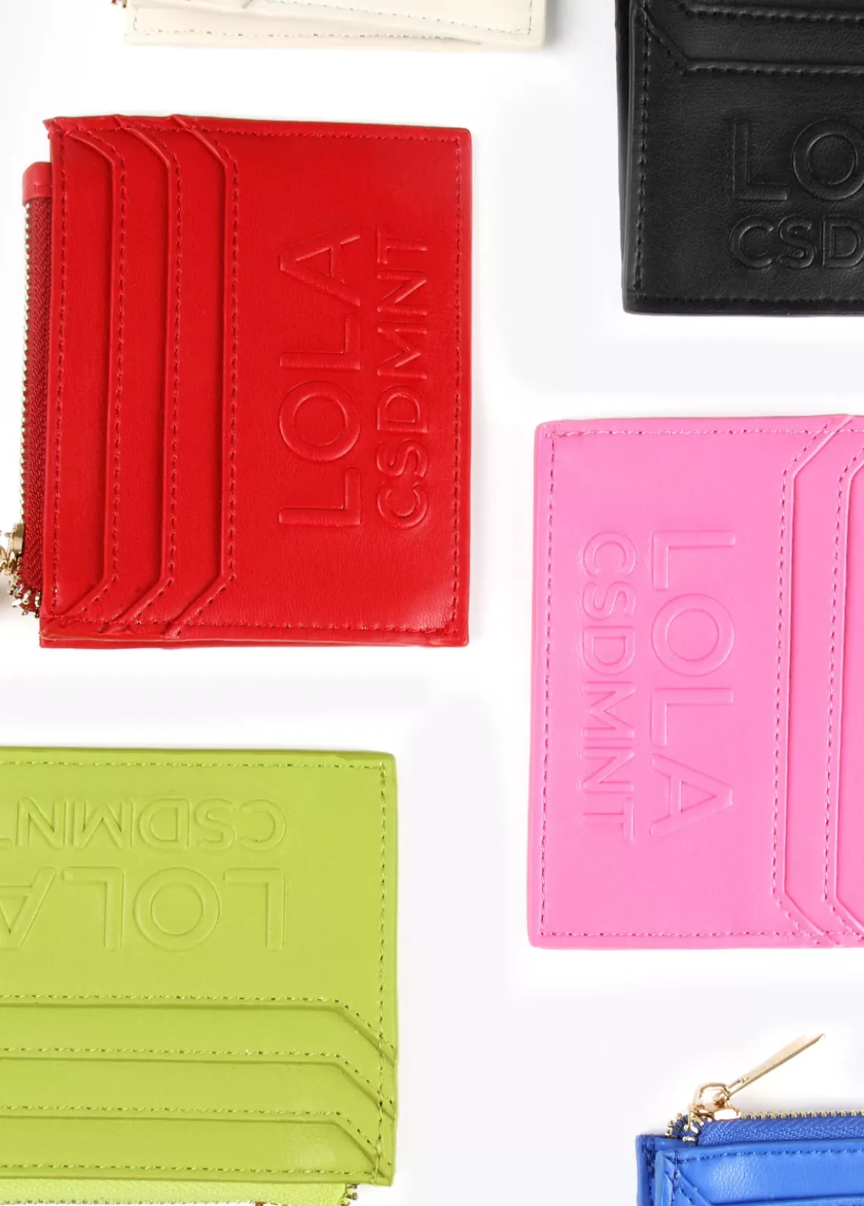 Tarjetero con logo en relieve.